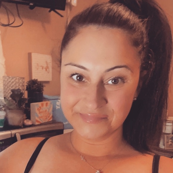 Meet your Posher, Melissa - Picture 2 of 9